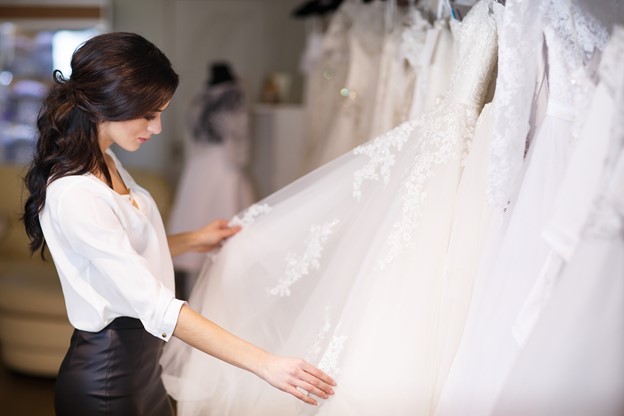 Who Goes Wedding Dress Shopping with the Bride?